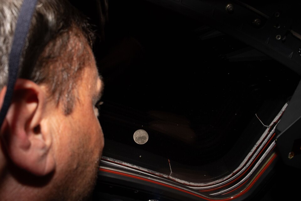Reid Wiseman looking at the Moon from Orion